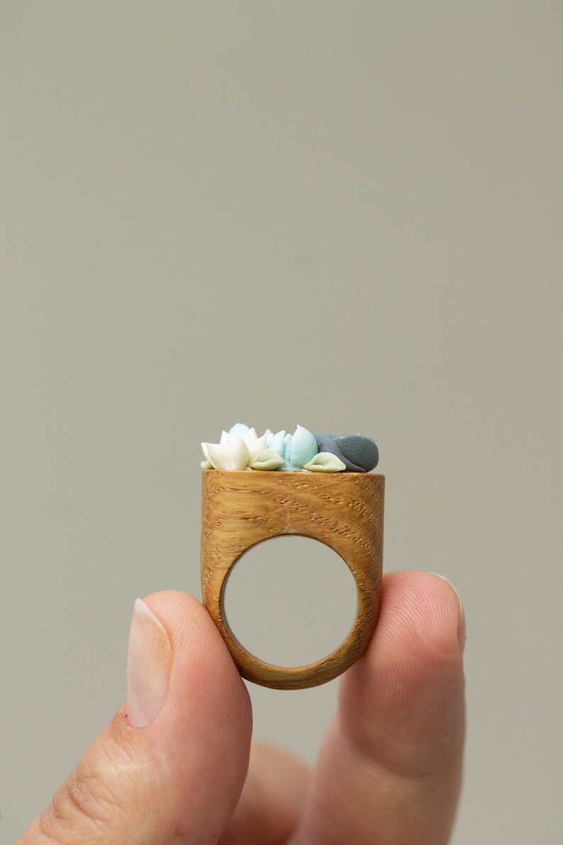 Exquisite Handcrafted Wooden Ring: A Unique Blend of Blue, White, and Warm Earth Tones Statement Succulent Planter Wooden Ring imagem 7