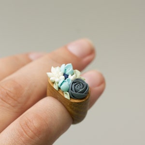 Exquisite Handcrafted Wooden Ring: A Unique Blend of Blue, White, and Warm Earth Tones Statement Succulent Planter Wooden Ring imagem 8