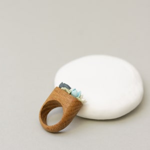 Exquisite Handcrafted Wooden Ring: A Unique Blend of Blue, White, and Warm Earth Tones Statement Succulent Planter Wooden Ring imagem 5
