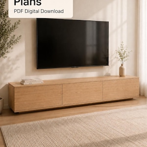 Può includere: Un mobile TV in legno di rovere chiaro con tre ante, lungo 2450mm. L'unità presenta una superficie superiore piatta con due libri e un piccolo vaso. Il testo sull'immagine recita: TV Stand Plans, PDF Digital Download, 2450mm.