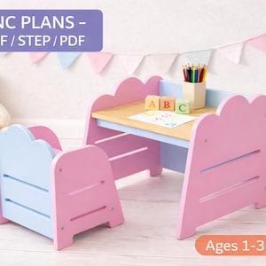 Può includere: Un set di scrivania e sedia per bambini in legno rosa e blu. La scrivania ha un piano in legno chiaro e una base blu, con lati rosa a forma di nuvola. La sedia è blu e rosa. L'immagine include il testo "CNC PLANS - DXF / STEP / PDF" e "Ages 1-3 Years".