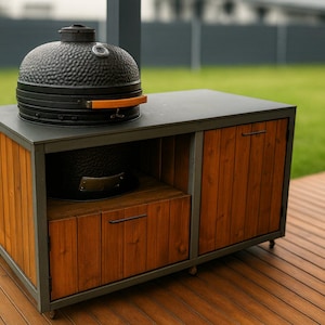 Puede incluir: Una parrilla de cerámica negra con superficie texturizada se encuentra sobre un mueble de madera con encimera gris oscuro. El mueble tiene dos puertas de madera y un cajón, todos con marcos metálicos. La parrilla tiene un asa de madera.