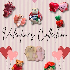 Könnte beinhalten: Eine Sammlung von Valentinstagsfiguren, darunter ein roter Hummer, ein rosa Schmetterling, ein Frosch in einem gestreiften Hemd und herzförmige Charaktere. Der Text "Valentines Collection" ist zu sehen. Rosa und rote Herzballons und hängende Herzen.