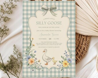 Pode incluir: Convite para chá de bebé com um padrão xadrez vichy azul claro e branco. O convite apresenta o texto "A Sweet Little Silly Goose" e os detalhes do evento. Ilustrações florais e de gansos decoram o convite, com data, hora e local.