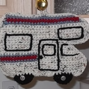 Può includere: Un ornamento di camper all'uncinetto con strisce rosse, grigie e nere, una porta nera e ruote nere.