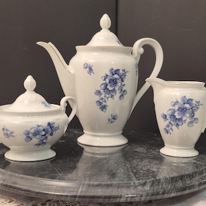 Vintage Tirschenreuth Blue Floral Porzellan Kaffee-Set - Teekanne, Zucker, Milchkännchen