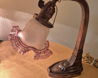 Vintage art deco-bordslampa med volangskärm i glas – Fullt fungerande – Keramisk sockel