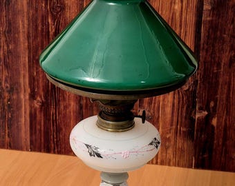 Grote antieke kerosineolielamp groene glazen kap Victoriaanse tafellamp werkende lontbrander