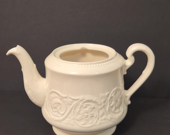 Wedgwood Patrician Teapot (No Lid) – Vintage Queensware Creamware England – Elegant Classic Tea Pot