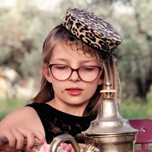 Pillbox-hoedje met luipaardprint | Gesluierde hoed | Luipaardprint | Vintage fascinator