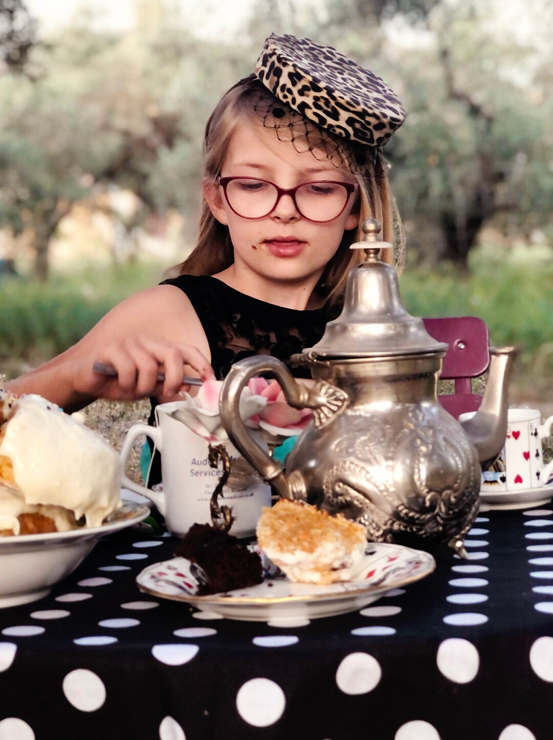 Pamela Andersons Leopard Pillbox Hat A Timeless Classic Reimagined - 3qwdmid