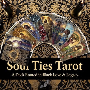 Puede incluir: Un mazo de cartas del Tarot Soul Ties con ilustraciones detalladas, abanicado sobre una superficie decorativa. La imagen incluye una caja y el texto "Soul Ties Tarot: A Deck Rooted in Black Love & Legacy."