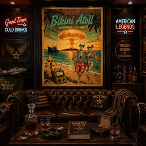 Pode incluir: Um quarto com tema vintage com um sofá de couro, uma mesa de centro e um bar. A parede apresenta letreiros de néon e um pôster emoldurado com o texto "Visit Bikini Atoll Marshall Islands". O quarto tem um tema vintage com decoração militar e náutica.