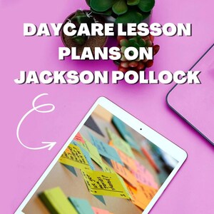 Puede incluir: Una tableta muestra notas adhesivas coloridas con texto escrito a mano, posiblemente planes de lecciones. El texto "DAYCARE LESSON PLANS ON JACKSON POLLOCK" está en la parte superior. Un planificador semanal y pequeñas plantas en macetas también son visibles en una superficie rosa.