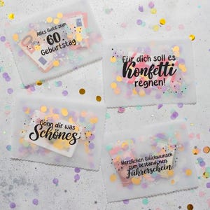 Puede incluir: Cuatro bolsas de regalo transparentes con confeti y texto. Una dice "Alles Gute zum 60. Geburtstag" con dinero dentro. Otra dice "Für dich soll es Konfetti regnen!". La tercera dice "Gönn dir was Schönes". La última dice "Herzlichen Glückwunsch zum bestandenen Führerschein".