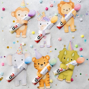 Könnte beinhalten: Sechs Papieraufsteller von Zeichentricktieren, darunter ein Affe, ein Einhorn, ein Löwe, ein Elefant, ein Tiger und ein Triceratops, die jeweils einen Partyhut tragen und eine weiße Röhre mit dem Text du bist eingeladen und einen Luftballon halten.