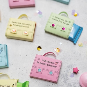 Könnte beinhalten: Ein Set aus drei Keramikbechern mit gesprenkelter, matter Oberfläche. Die Becher sind in den Farbtönen Creme, Hellgrau und Dunkelgrau gehalten. Jeder Becher hat ein schlichtes, minimalistisches Design und einen abgerundeten Griff.