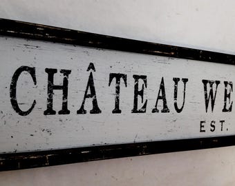 Op de afbeelding: Zwart-witte bord met de tekst "CHÂTEAU WESTMORE EST. 1926" op een witte achtergrond met een zwarte lijst.