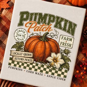 Könnte beinhalten: Ein rechteckiger Leinwanddruck mit einer großen orangefarbenen Kürbisillustration, grünen Blättern und einer weißen Blüte. Der Text lautet PUMPKIN Patch, FRESH FROM THE PATCH, FARM FRESH, LOCALLY GROWN, AUTUMN PICKED, PUMPKINS, CORN MAZE, APPLE CIDER.