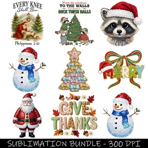 Könnte beinhalten: Ein Sublimations-Bundle mit Weihnachts- und Thanksgiving-Designs. Enthält Bilder von Weihnachtsmann, Schneemännern, Waschbären, die einen Baum schmücken, und Text mit der Aufschrift "Every Knee Shall Bow", "Deck These Halls", "Give Thanks" und "Merry".