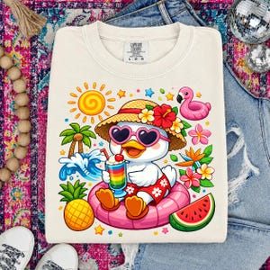 Design tropicale estivo con anatroccolo carino, clipart di fenicottero galleggiante per spiaggia e piscina, maglietta divertente con uccellino per le vacanze, PNG per sublimazione estiva per bambini