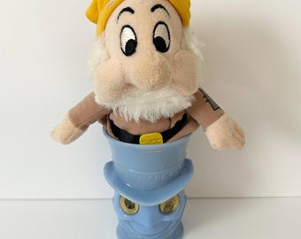 Disney plush toy of the character Sneezy& Jiminy Cricket collector cup featuring distinctive moving lenticular "googly" eyes G14