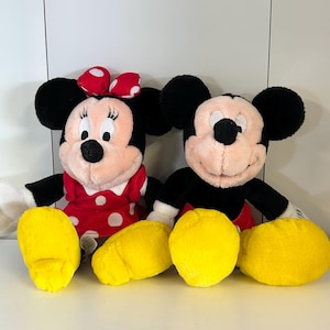 Muñecos de peluche coleccionables con Mickey y Minnie Mouse. imagen 1