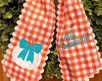 Banda para corona de otoño: Monograma personalizado, diseño de calabaza, cinta de cuadros vichy naranja (5" x 55")