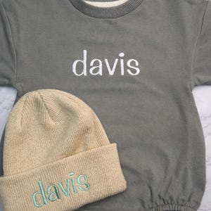 Conjunto de roupa de bebê personalizado combinando, com nome bordado, gorro, macacão curto, monograma e decoração para chá de bebê de outono.