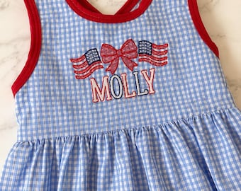 Vestido xadrez vichy para o 4 de julho, conjunto patriótico combinando para irmãos, personalizado com bordado da bandeira americana, roupa de verão para menina pequena, tema independência.
