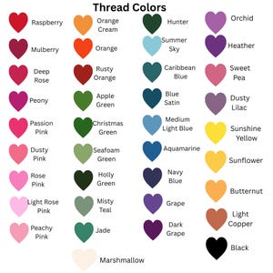 Pode incluir: Uma tabela de cores intitulada Thread Colors com linhas de cora&ccedil;&otilde;es em v&aacute;rios tons. Cada cora&ccedil;&atilde;o est&aacute; rotulado com o nome da cor correspondente, incluindo Raspberry, Mulberry, Deep Rose, Peony, Passion Pink, Dusty Pink, Rose Pink, Light Rose Pink, Peachy Pink, Orange Cream, Orange, Rusty Orange, Apple Green, Christmas Green, Seafoam Green, Holly Green, Misty Teal, Jade, Marshmallow, Hunter, Summer Sky, Caribbean Blue, Blue Satin, Medium Light Blue, Aquamarine, Navy Blue, Grape, Dark Grape, Orchid, Heather, Sweet Pea, Dusty Lilac, Sunshine Yellow, Sunflower, Butternut, Light Copper e Black.