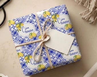 Papel de regalo italiano para baby shower con diseño de limón y motivos florales azules en cerámica (Ciao Baby)