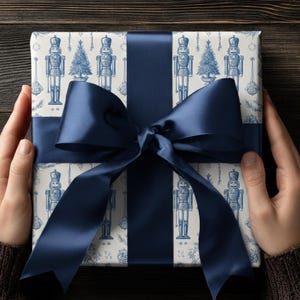 Papel de regalo Cascanueces azul toile: Papel de regalo navideño