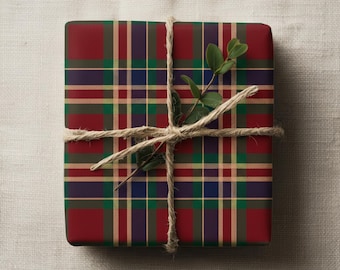 Può includere: Un regalo avvolto in carta a quadri scozzesi rossi, verdi e oro. È legato con spago e decorato con un rametto verde. Il design è tradizionale e adatto a varie celebrazioni.