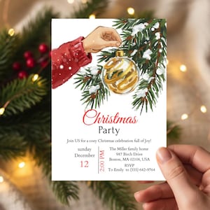 Può includere: Un invito a una festa di Natale con una mano che tiene un ornamento dorato e trasparente su un ramo di pino innevato. L'invito riporta le parole "Christmas Party" in rosso e i dettagli dell'evento.