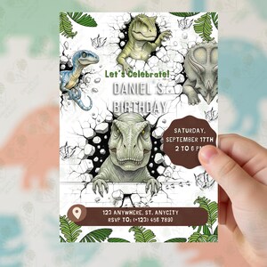 Pu&ograve; includere: Un invito di compleanno a tema dinosauri con illustrazioni di vari dinosauri che sfondano un muro crepato. L'invito include il testo "Let's Celebrate! DANIEL S BIRTHDAY" e i dettagli dell'evento.