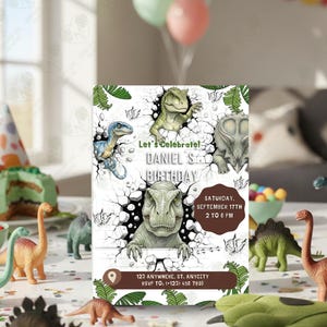 Pu&ograve; includere: Un invito per una festa di compleanno a tema dinosauri con illustrazioni di dinosauri che sfondano un muro crepato. L'invito include il testo "Let's Celebrate! Daniel's Birthday" e i dettagli della festa, su sfondo bianco.