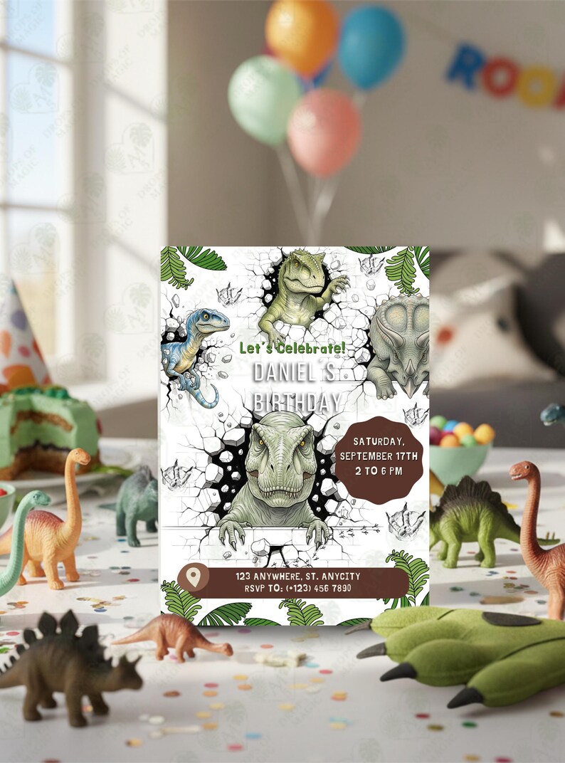 Pu&ograve; includere: Un invito per una festa di compleanno a tema dinosauri con illustrazioni di dinosauri che sfondano un muro crepato. L'invito include il testo "Let's Celebrate! Daniel's Birthday" e i dettagli della festa, su sfondo bianco.