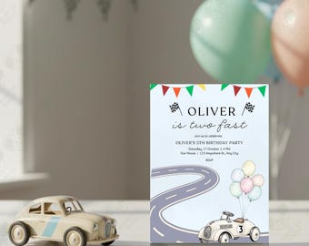 Paquete de invitaciones de cumpleaños de carreras (A6 + WhatsApp) | Plantilla digital editable | Dos coches clásicos rápidos en tonos pastel y banderas a cuadros