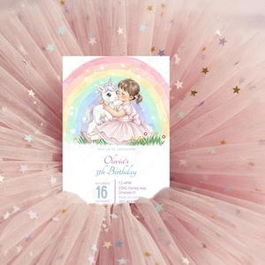 Puede incluir: Una invitaci&oacute;n de cumplea&ntilde;os rosa con una ilustraci&oacute;n de una ni&ntilde;a abrazando a un unicornio bajo un arco&iacute;ris. La invitaci&oacute;n dice "5&ordm; Cumplea&ntilde;os de Olivia" con detalles del evento. El fondo es una tela de tul rosa con confeti en forma de estrella.