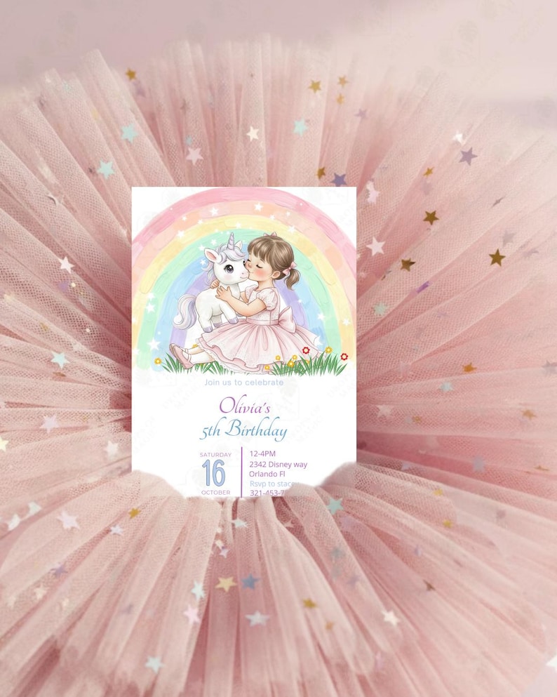 Puede incluir: Una invitaci&oacute;n de cumplea&ntilde;os rosa con una ilustraci&oacute;n de una ni&ntilde;a abrazando a un unicornio bajo un arco&iacute;ris. La invitaci&oacute;n dice "5&ordm; Cumplea&ntilde;os de Olivia" con detalles del evento. El fondo es una tela de tul rosa con confeti en forma de estrella.