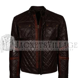 Könnte beinhalten: Dunkelbraune Lederjacke mit Steppmuster. Die Jacke hat zwei Brusttaschen, einen Frontreißverschluss und kontrastierende braune Einsätze an Schultern und Ärmeln. Der Text "JACKETS VILLAGE PLACE TO HUNT YOUR JACKET" ist sichtbar.