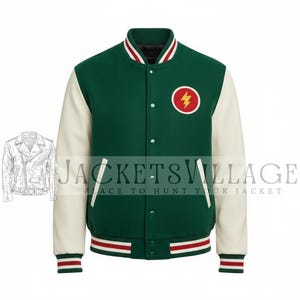 Puede incluir: Chaqueta universitaria verde y crema con un parche de rayo rojo y amarillo. La chaqueta tiene mangas color crema, cuerpo verde y detalles a rayas rojas y blancas en el cuello, puños y dobladillo. El texto "JACKETS VILLAGE" es visible.
