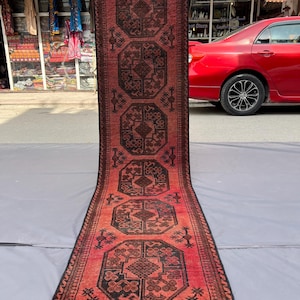 Tapis de passage turkmène afghan vintage 2 x 8 pi, tapis de couloir en laine brun terre cuite fait main pour couloir d'entrée dans la cuisine, tapis à poils ras délavés