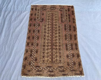 Tapete de oração vintage Baluch afegão em terracota, 90 x 150 cm, feito à mão em lã com efeito desbotado. Ideal para decoração de parede de sala de estar, quarto ou escritório.
