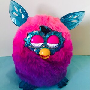 2001 Tiger Electronics Hasbro Interactive Blue Furby Clam 2001 Tiger Electronics Hasbro Interactive Blue Furby Clam