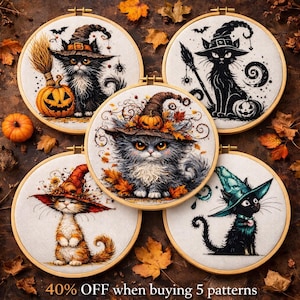 Peut inclure: Cinq tambours à broder circulaires présentant des motifs de chats portant des chapeaux de sorcière. Les chats sont représentés dans diverses couleurs et styles, certains avec des citrouilles, des balais et des feuilles d'automne. Le texte en bas indique 40% OFF when buying 5 patterns.
