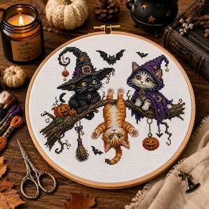 Schema per punto croce di Halloween con gatti spettrali, gattini streghe, pipistrelli e scopa (download in PDF)