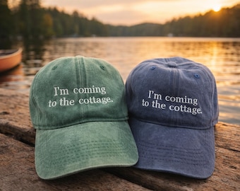 Gorra "Voy a la cabaña", regalo romántico de hockey bordado personalizado, gorra inspirada en la rivalidad del hockey retro, regalo minimalista para amantes de los libros.