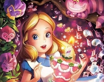 Könnte beinhalten: Eine Alice im Wunderland-Illustration mit Alice, die einen rosa-weißen Kuchen mit einer brennenden Kerze hält, ein weißes Kaninchen, das Trompete spielt, und die grinsende Cheshire-Katze im Hintergrund.